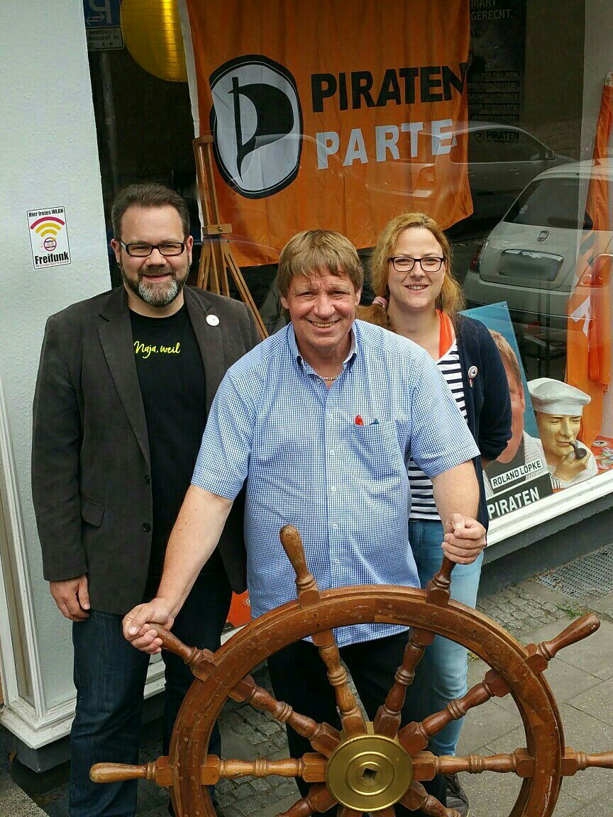 Der frisch gewählte Bundestagskandidat Roland Löpke (mitte) mit dem Vorsitzenden der Piratenpartei Ennepe-Ruhr Stefan Borggraefe (links) und Maria Bach (rechts)