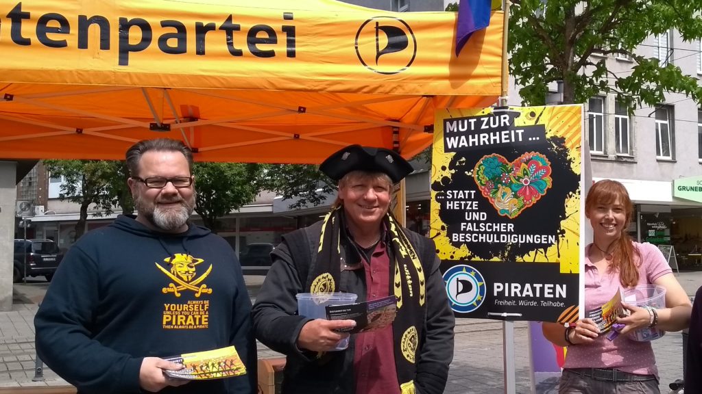 Piraten mit dem Plakatmotiv „Mut zur Wahrheit“