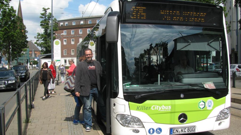 Stefan Borggraefe steigt in einen Bus an der Haltestelle Marienhospital in Witten