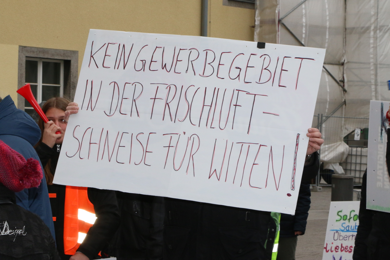 Demo gegen das angedachte Gewerbegebiet in Witten Stockum am Vöckenberg. Ein Demonstrant hält ein Schild hoch „Kein Gewerbegebiet in der Frischluftschneise für Witten!“